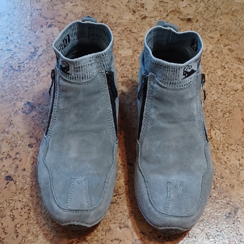 Dbeck Defender All Terrain Men's Waterproof Suede Boots Size 42 (U.S.8.5) NWOT